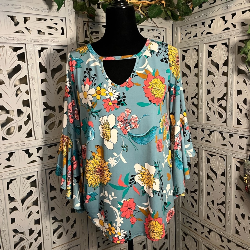 MTS SWEET LIGHT TURQUOISE BLUE WITH LARGE FLOWERS MID TRUMPET SLEEVE NICE TOP